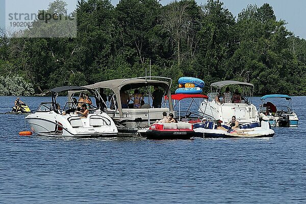 Zuschauer beim Wasserflugzeugrennen  Sankt Lorenz Strom  Valleyfield  Provinz Quebec  Kanadareise  Sommer  Freunde  Familie  Party