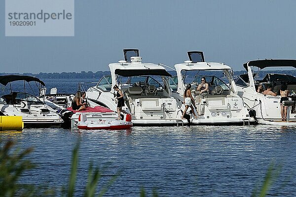 Zuschauer beim Wasserflugzeugrennen  Sankt Lorenz Strom  Valleyfield  Provinz Quebec  Kanadareise  Sommer  Freunde  Familie  Party