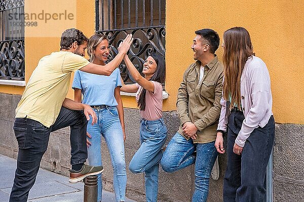 Gruppe von multirassischen Freunden  die sich in der Stadt unterhalten und lächeln  Freundschaftskonzept mit Jungs und Mädchen