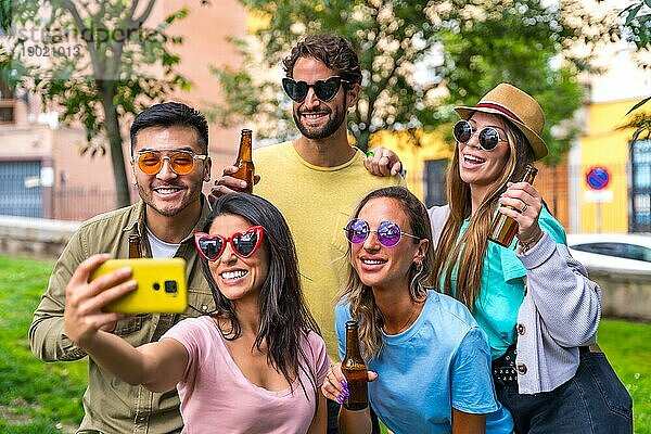Multiethnische Gruppe von Freunden  die im Stadtpark feiern und ein Selfie machen  Freundschaft und Spaßkonzept mit Sonnenbrille