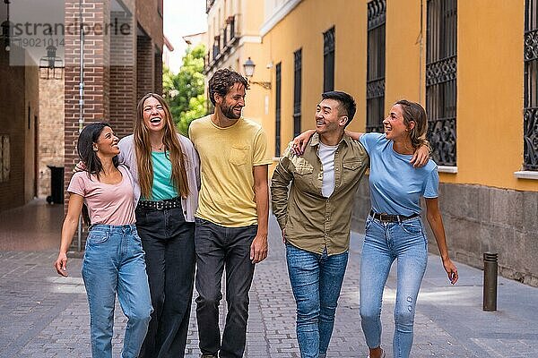 Gruppe von umarmenden multirassischen Freunden  die Spaß in der Stadt haben  Freundschaftskonzept mit Jungs und Mädchen  die auf der Straße abhängen