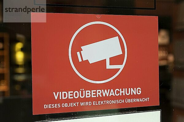 Symbolbild  Nahaufnahme  Hinweisschild auf Videoüberwachung zum Schutz vor Diebstahl im Einzelhandel  Deutschland  Europa