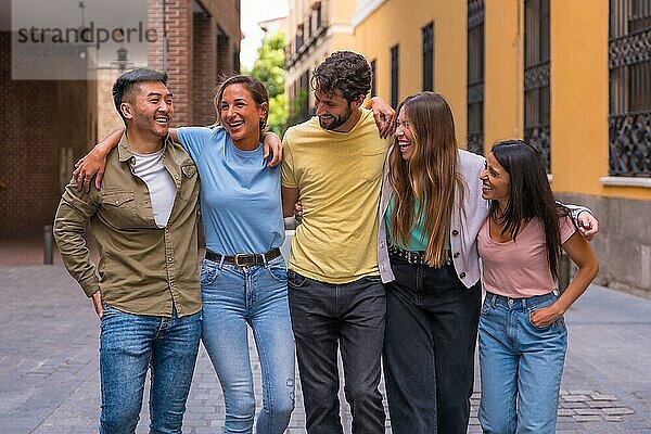 Gruppe von umarmenden multirassischen Freunden  die Spaß in der Stadt haben  Freundschaftskonzept mit Jungs und Mädchen  die auf der Straße abhängen