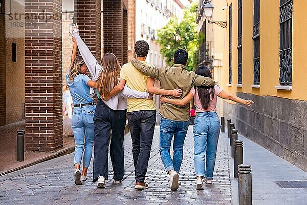 Gruppe von multirassischen Freunden  die sich in der Stadt von hinten umarmen  Freundschaftskonzept mit Jungen und Mädchen