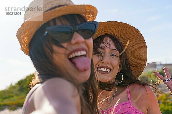 Nahaufnahme von Frauen Freunde mit Hut im Urlaub am Strand nehmen ein Selfie
