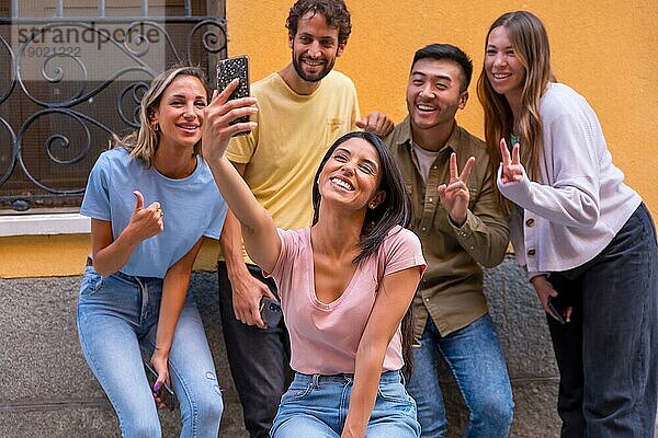 Gruppe von multirassischen Freunden  die ein Selfie in der Stadt machen  Jugendfreundschaft Konzept