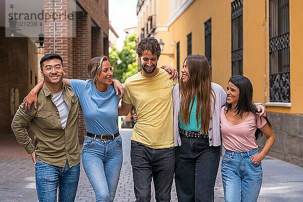 Multirassische beste Freunde haben Spaß in der Stadt  Freundschaft Konzept mit Jungs und Mädchen hängen auf der Straße der Stadt