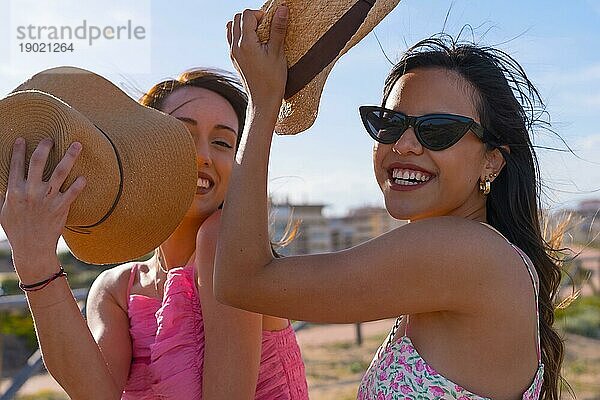 Porträt der weiblichen Freunde in Hut sehr glücklich am Strand Urlaub  Sommer Reise Mädchen Freundschaft Konzept