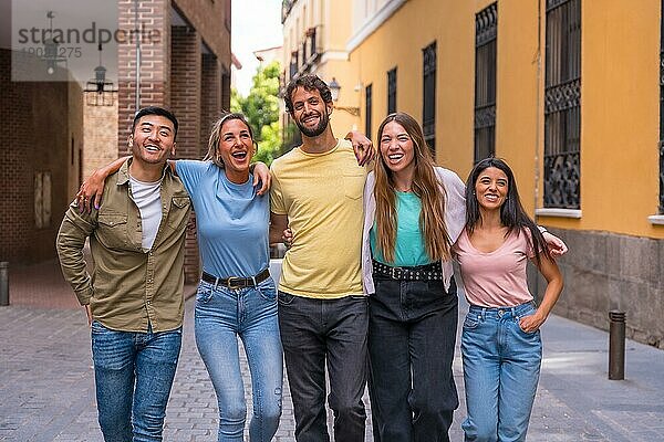 Gruppe von multirassischen Freunden  die Spaß in der Stadt haben  Freundschaftskonzept mit Jungs und Mädchen  die auf der Straße abhängen