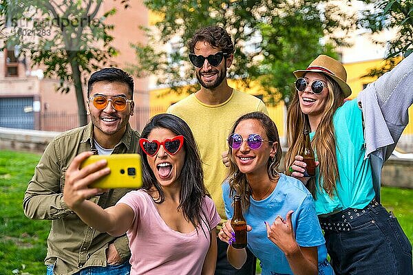 Multiethnische Gruppe von Freunden  die im Stadtpark feiern und ein Selfie machen  Freundschaft und Spaßkonzept mit Sonnenbrille