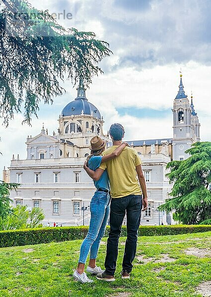 Touristisches Paar  das die Stadt Madrid im Sommerurlaub besucht. Urlaubskonzept für Reisende  mit Blick auf die Almudena im Rücken