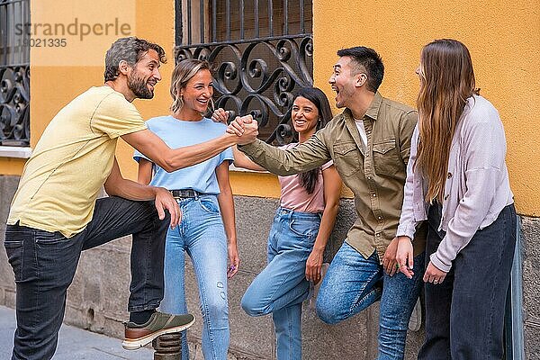 Gruppe von multirassischen Freunden  die sich in der Stadt unterhalten und lächeln  Freundschaftskonzept mit Jungs und Mädchen