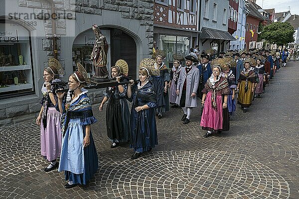 Die Trachtengruppe Alt Radolfzell während der Hausherrenprozession in der Altstadt von Radolfzell am Bodensee  Landkreis Konstanz  Baden-Württemberg  Deutschland  Europa