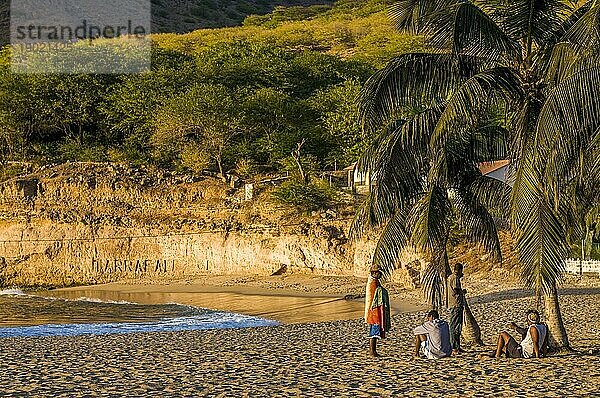 Junge Männer  die den Nachmittag am Sandstrand verbringen. Tarrafal. Santiago. Cabo Verde. Afrika