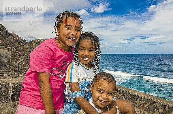 Glückliche Kinder in einer Reihe. San Antao. Cabo Verde. Afrika