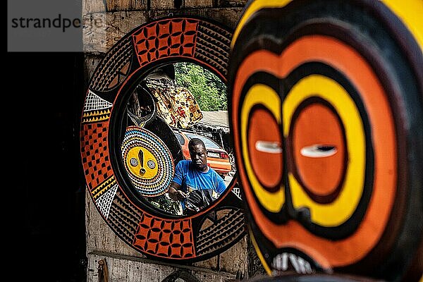 MASKENVERKÄUFER auf dem Markt  ABIDJAN  ELFENBEINKÜSTE