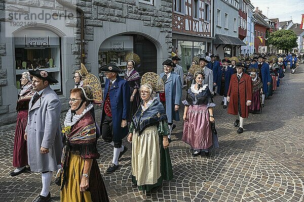 Die Trachtengruppe Alt Radolfzell während der Hausherrenprozession in der Altstadt von Radolfzell am Bodensee  Landkreis Konstanz  Baden-Württemberg  Deutschland  Europa