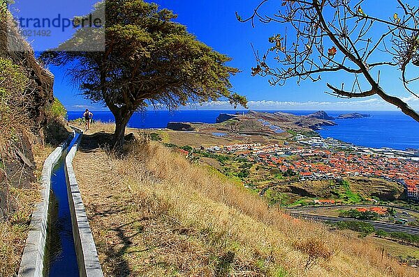 Blick auf das Dorf Caniçal  Bewässerungskanal  Levada  Ostküste  Ponta de São Lourenço  Insel Madeira