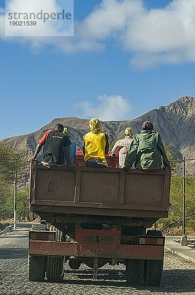 Junge Männer auf Lastwagen. Santiago. Cabo Verde. Afrika