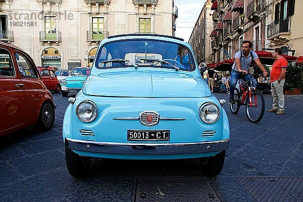 Hellblauer Fiat 500  Bambini  frontal  Fahrradfahrer  Catania  Altstadt  Barocke Altstadt  Ostküse  Sizilien  Italien  Europa