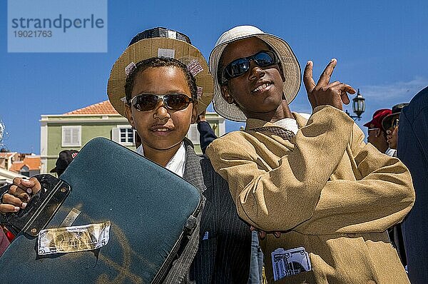 Junge Männer  gekleidet wie Geschäftsleute. Karneval. Mindelo. Cabo Verde. Afrika