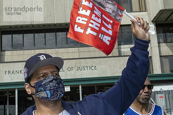 Detroit  Michigan  Familie und Freunde von Häftlingen  die ihrer Meinung nach zu Unrecht verurteilt wurden  versammeln sich vor dem Gebäude der Strafgerichte  der Frank Murphy Hall of Justice