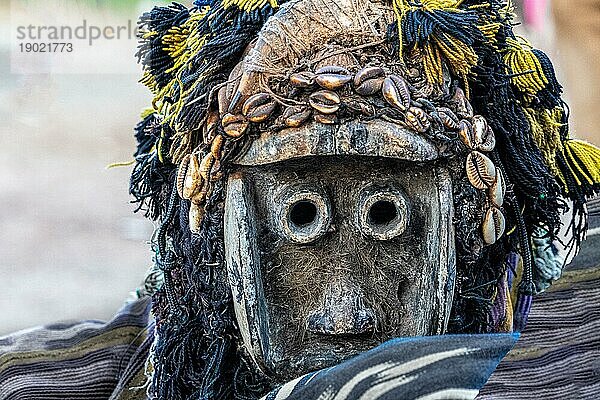 Tänzer mit traditioneller Holzmaske die böse Geister vertreiben soll