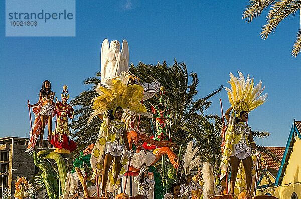 Bunt kostümierte Menschen auf einem Wagen. Karneval. Mindelo. Cabo Verde. Afrika