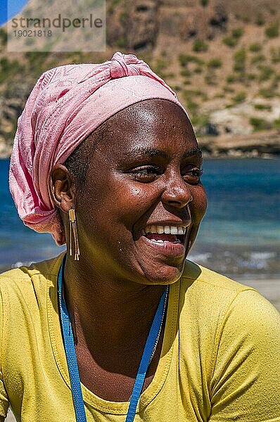 Porträt einer lachenden  dunkelhäutigen Frau. Tarrafal. Santiago. Cabo Verde. Afrika