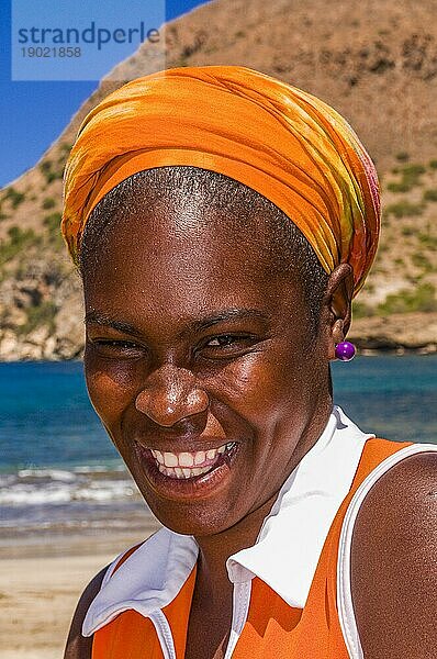 Porträt einer lachenden  dunkelhäutigen Frau. Tarrafal. Santiago. Cabo Verde. Afrika