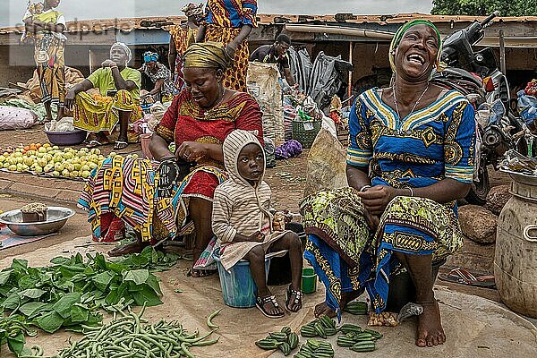 Typischer Markt in BOUNDIALI  Elfenbeinküste  bunt  Farben  traditionell  Gemüse  Familie  Afrika