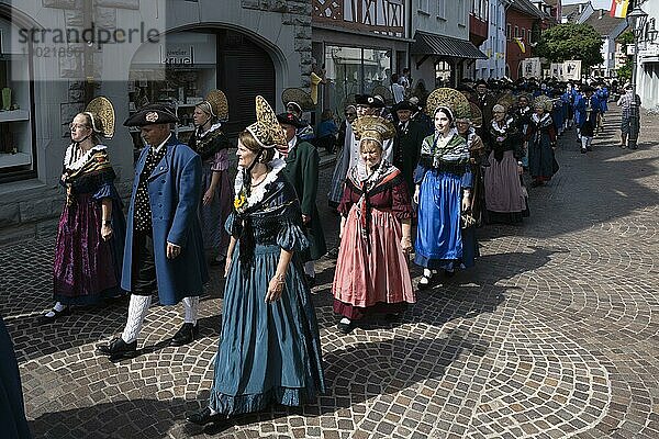 Die Trachtengruppe Alt Radolfzell während der Hausherrenprozession in der Altstadt von Radolfzell am Bodensee  Landkreis Konstanz  Baden-Württemberg  Deutschland  Europa