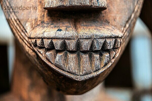 HOLZMASKE auf dem Markt in KORTHOGO  ELFENBEINKÜSTE