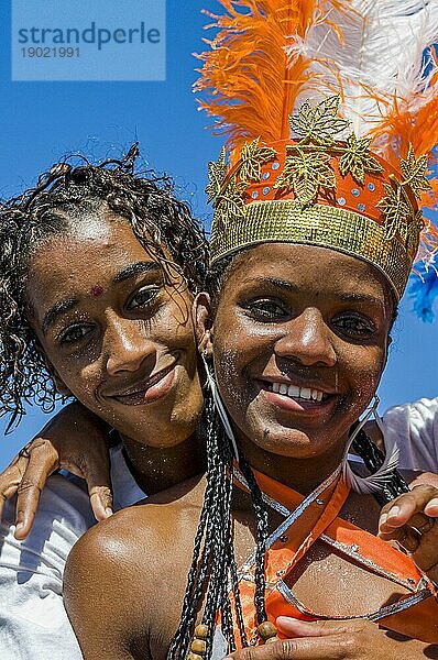 Bunt kostümierte  hübsche  junge Frau mit Freund. Karneval. Mindelo. Cabo Verde. Afrika