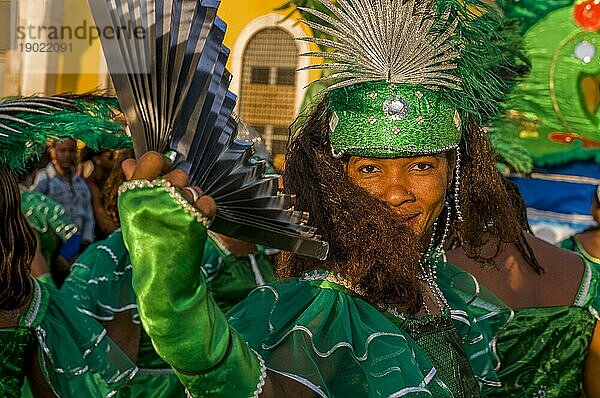 Fröhliche  bunt kostümierte Menschen. Karneval. Mindelo. Cabo Verde. Afrika