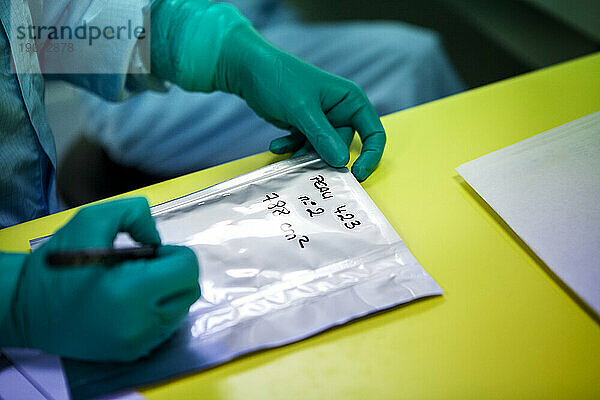 Haut von Spendern entnommen und an die Biobank geschickt  Vorbereitung von Hautproben.