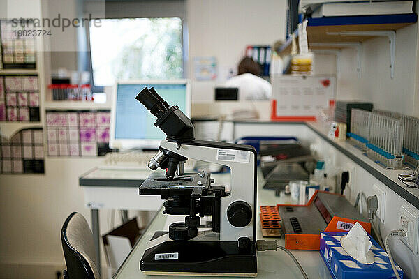 Mikroskop auf der Hämatologiebank im Analyselabor eines Krankenhauses.