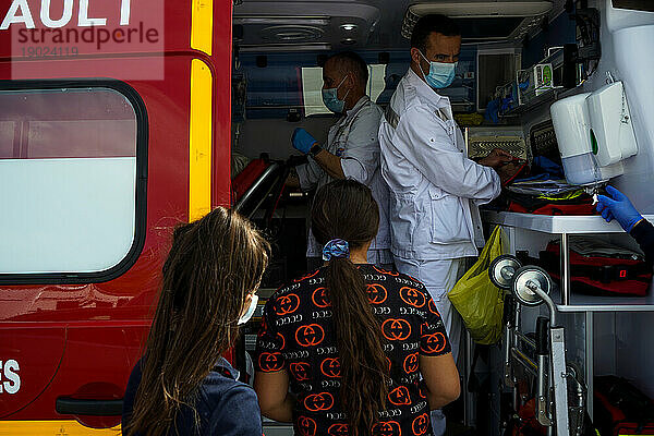Ein krankenhausbasierter Notdienst ist 24 Stunden am Tag  7 Tage die Woche im Einsatz und deckt eine ganze Region ab. Intervention in einem Reisebereich. Eine ältere Person klagt über Brustschmerzen. SMUR-Einsatzkräfte üben im Feuerwehrauto.
