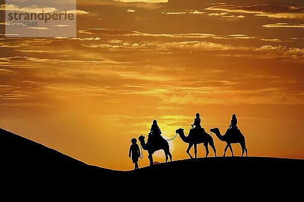 Drei Passagiere und ihr Betreuer reisen durch die Wüste Sahara in Marokko