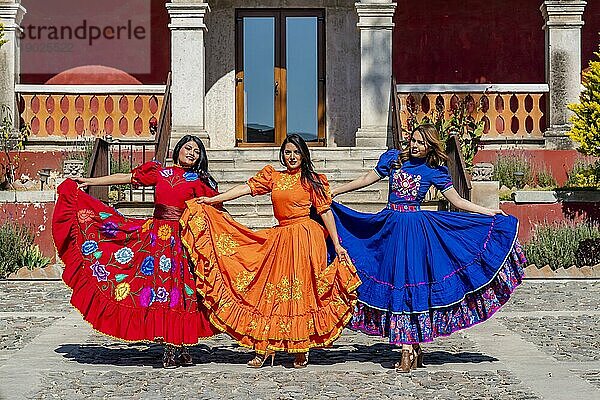 Drei wunderschöne Hispanic Brunette Modelle posieren im Freien in häuslicher Umgebung