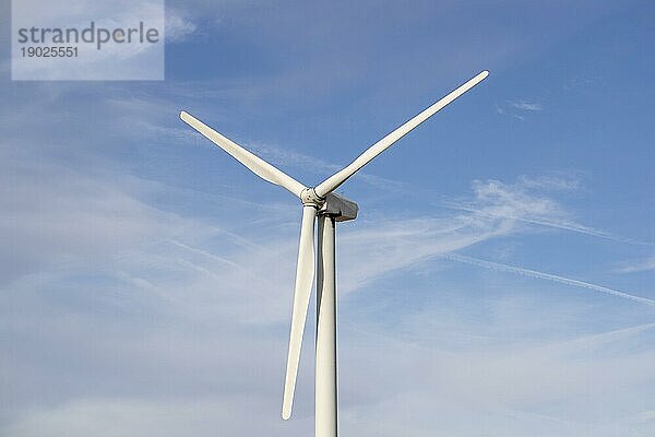 Luftmühlenkraftwerk am blaün Himmel alternative Energie für die Zukunft
