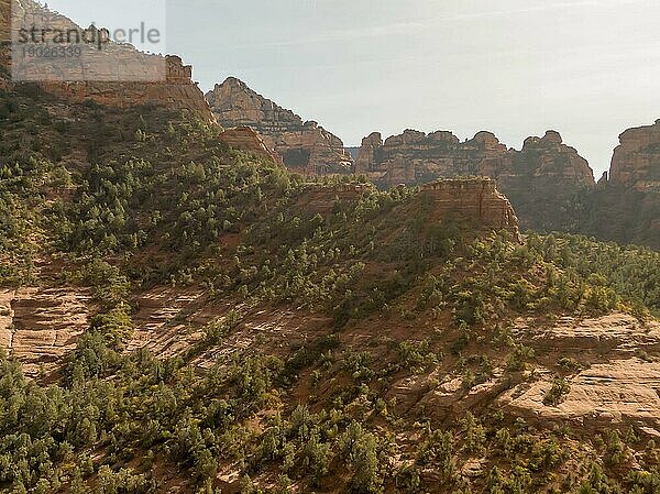 Schöne Felsformationen in der Wüste des amerikanischen Südwestens von oben mit einer Drohne