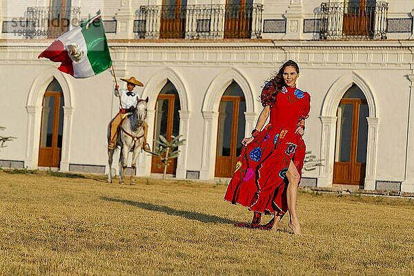 Ein wunderschönes Hispanic Brunette Modell posiert im Freien in häuslicher Umgebung