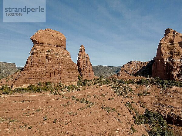 Schöne Felsformationen in der Wüste des amerikanischen Südwestens von oben mit einer Drohne