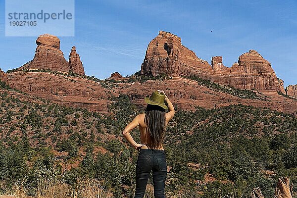 Eine schöne hispanische Frau posiert nackt in der Wüste von Arizona