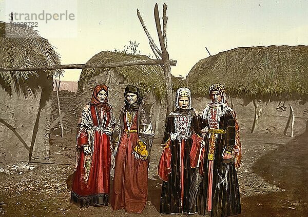 Tartaren  Volk aus dem Kakasus  Russland  in typischer Tracht  um 1890  Historisch  digital verbesserte Reproduktion eines Photochromdruck aus dem Jahre 1895  Europa