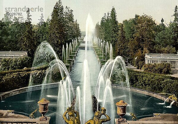 Peterhof  Blick über den Springbrunnen in Richtung auf das Meer  St. Petersburg  Russland  um 1890  Historisch  digital verbesserte Reproduktion eines Photochromdruck der damaligen Zeit  Europa