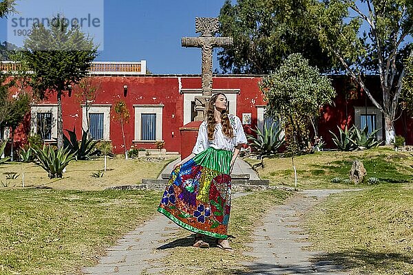 Ein wunderschönes hispanisches brünettes Modell posiert im Freien auf einer mexikanischen Hazienda