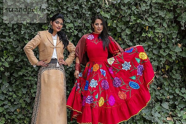 Zwei wunderschöne Hispanic Brunette Modelle posieren im Freien in häuslicher Umgebung