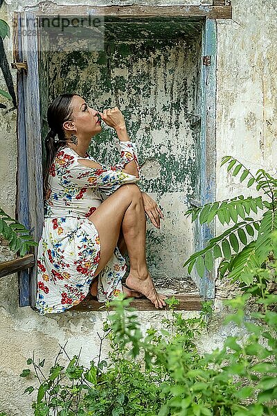 Ein wunderschönes Latino Model posiert in einem verlassenen Pueblo in der mexikanischen Provinz Yucatan